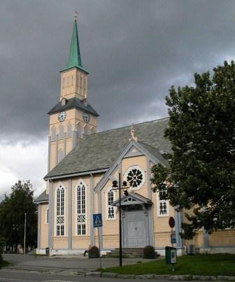 Tromsø domkirke sett fra sørvest med mørke skyer på himmelen